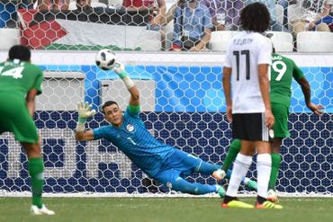 Essam EL Hadary arrête le penalty saoudien Essam EL Hadary arrête le penalty saoudien