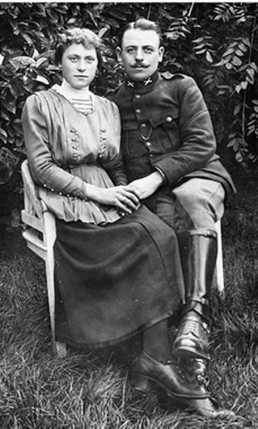 Emiel Ferfaille et Rachel Ryckevaert, la jeune femme qu’il assassina le 27 octobre 1917. Emiel Ferfaille et Rachel Ryckevaert, la jeune femme qu’il assassina le 27 octobre 1917.