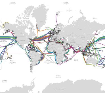Le réseau de câbles sous-marins optiques parcourant la Terre Le réseau de câbles sous-marins optiques parcourant la Terre
