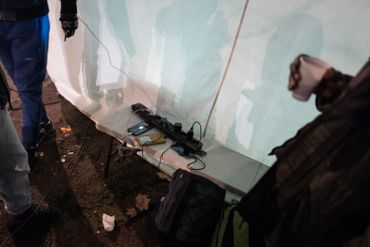 En attendant un hébergement fourni par la plate-forme citoyenne, des migrants rechargent leurs téléphones grâce aux prises fournies par la Croix-Rouge En attendant un hébergement fourni par la plate-forme citoyenne, des migrants rechargent leurs téléphones grâce aux prises fournies par la Croix-Rouge