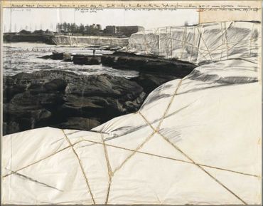 Christo; "Packed coast. Little Bay, Australia" (1969; Photo retravaillée de craie brune et rouge, tissu et ficelle agrafés, retravaillée de craie brune et de fusain, collée sur carton) Christo; "Packed coast. Little Bay, Australia" (1969; Photo retravaillée de craie brune et rouge, tissu et ficelle agrafés, retravaillée de craie brune et de fusain, collée sur carton)