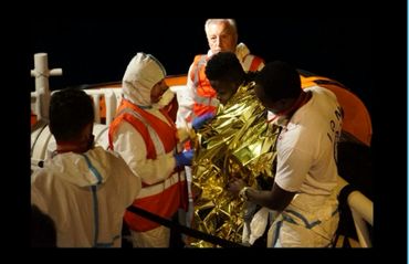 Evacuation de deux migrants du Sea Watch. 40 sont toujours bloqués devant Lampedusa Evacuation de deux migrants du Sea Watch. 40 sont toujours bloqués devant Lampedusa