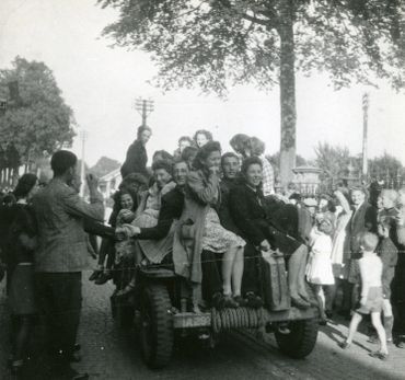 Jour de libération : passage d’une jeep, Stavelot, photographie de G. Jarbinet, 12 septembre 1944 Jour de libération : passage d’une jeep, Stavelot, photographie de G. Jarbinet, 12 septembre 1944
