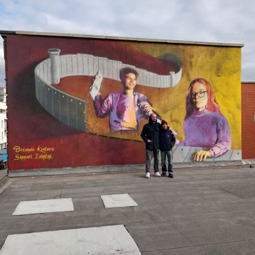 La première des deux fresques, avec les deux artistes : Samuel Idmtal (à gauche) et Orlando Kintero (à droite) La première des deux fresques, avec les deux artistes : Samuel Idmtal (à gauche) et Orlando Kintero (à droite)