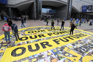 20 activistes et grimpeurs avait déployé une bannière devant le centre d'information du Parlement européen 20 activistes et grimpeurs avait déployé une bannière devant le centre d'information du Parlement européen