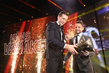 Dries Mertens remet le Soulier d'Or à Hans Vanaken Dries Mertens remet le Soulier d'Or à Hans Vanaken