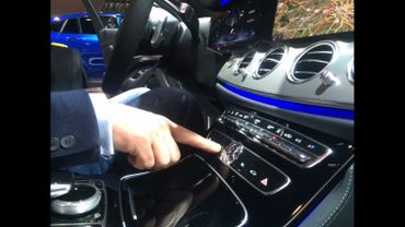 Grâce à une carte SIM insérée dans la voiture, il est possible de lire ses mails, faire une recherche internet ou encore regarder une vidéo. Grâce à une carte SIM insérée dans la voiture, il est possible de lire ses mails, faire une recherche internet ou encore regarder une vidéo.