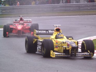 Damon Hill devant Michael Schumacher Damon Hill devant Michael Schumacher