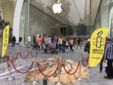 Amnesty déploie une dessin géant devant Apple pour dénoncer le travail des enfants Amnesty déploie une dessin géant devant Apple pour dénoncer le travail des enfants