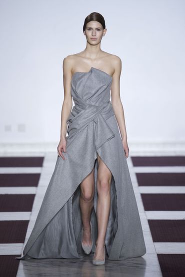 Le couturier chinois Yiqing Yin a revisité le costume masculin tout en féminité, une pièce que l'on pourrait bientôt voir sur les tapis rouge. Le couturier chinois Yiqing Yin a revisité le costume masculin tout en féminité, une pièce que l'on pourrait bientôt voir sur les tapis rouge.