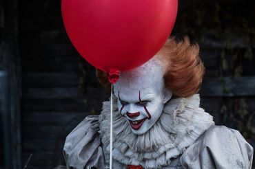 Bill Skarsgård, clown maléfique dans "Ça" de Andy Muschietti Bill Skarsgård, clown maléfique dans "Ça" de Andy Muschietti