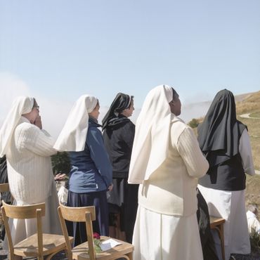 Des religieuses prient dans les Alpes lors des célébrations mariales de 2019. La Vierge Marie serait apparue à deux jeunes bergers le 19 septembre 1846 à La Salette, en France. Des religieuses prient dans les Alpes lors des célébrations mariales de 2019. La Vierge Marie serait apparue à deux jeunes bergers le 19 septembre 1846 à La Salette, en France.