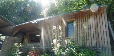 La Flobette c'est une longue terrasse, en bord de Lesse, dans la magnifique réserve naturelle de Furfooz., où je vous accueille pour une pause savoureuse. La Flobette c'est une longue terrasse, en bord de Lesse, dans la magnifique réserve naturelle de Furfooz., où je vous accueille pour une pause savoureuse.