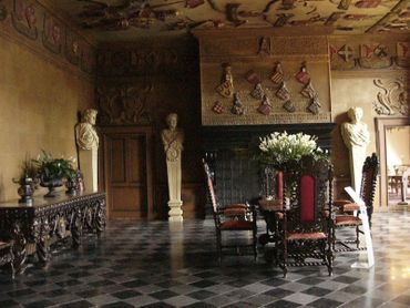 Edifié au Moyen Age, restauré et doté d’une façade classique qui le transformera en une élégante demeure de plaisance dont les jardins prolongent l’agrément. Visite de plus de 25 salles avec audio guides multilingues. Edifié au Moyen Age, restauré et doté d’une façade classique qui le transformera en une élégante demeure de plaisance dont les jardins prolongent l’agrément. Visite de plus de 25 salles avec audio guides multilingues.