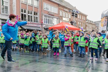 200 élèves de l'Athénée Royal de Nivelles se sont réunis devant le cube pour un flashmob géant ! 200 élèves de l'Athénée Royal de Nivelles se sont réunis devant le cube pour un flashmob géant !