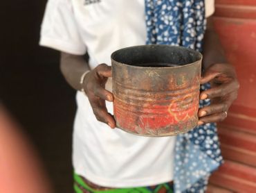 La tine est une boite de conserve d’environ 2 litres. 4 portions de millet nourrissent une trentaine de personnes deux fois par jour. La tine est une boite de conserve d’environ 2 litres. 4 portions de millet nourrissent une trentaine de personnes deux fois par jour.