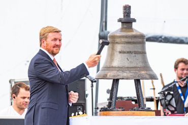 Le Roi des Pays-Bas Willem-Alexander a fait sonner une cloche Le Roi des Pays-Bas Willem-Alexander a fait sonner une cloche
