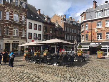 De l'extérieur, aucune publicité sur les nouveaux parasols des terrasses. La marque se trouve à l'intérieur de la toile. De l'extérieur, aucune publicité sur les nouveaux parasols des terrasses. La marque se trouve à l'intérieur de la toile.
