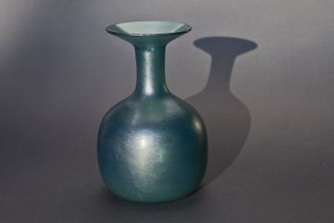 Tobia Scarpa, pièce en verre créée comme cadeau d’anniversaire pour son père. Il y met en œuvre une technique unique dans la fabrication du verre. Tobia Scarpa, pièce en verre créée comme cadeau d’anniversaire pour son père. Il y met en œuvre une technique unique dans la fabrication du verre.