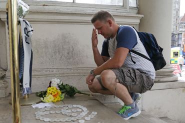Un homme dépose des fleurs devant l'ambassade française à Londres ce vendredi 15 juillet, en hommage des attaques de Nice du 14 juillet. Un homme dépose des fleurs devant l'ambassade française à Londres ce vendredi 15 juillet, en hommage des attaques de Nice du 14 juillet.
