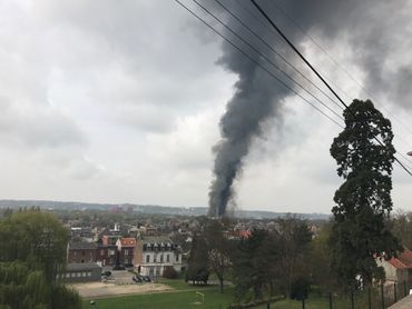 La colonne de fumée visible à plusieurs kilomètres La colonne de fumée visible à plusieurs kilomètres