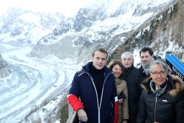 Emmanuel Macron et des scientifiques devant la Mer de Glace, dans les Alpes françaises, ce 13 février Emmanuel Macron et des scientifiques devant la Mer de Glace, dans les Alpes françaises, ce 13 février