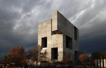 Alejandro Aravena est notamment connu pour les "tours siamoises" de l'université catholique du Chili Alejandro Aravena est notamment connu pour les "tours siamoises" de l'université catholique du Chili
