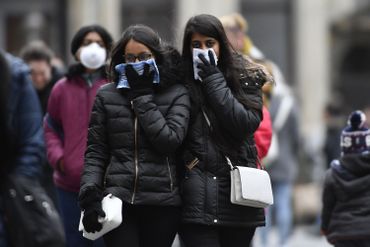 Touristes portant des masques parfois fabriqués "avec les moyens du bord" à Bruxelles, durant la crise du COVID-19 Touristes portant des masques parfois fabriqués "avec les moyens du bord" à Bruxelles, durant la crise du COVID-19