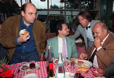 Les chefs Bernard Loiseau, Joël Robuchon, le boulanger Lionel Poilane et Pierre Troisgros (de GàD) se restaurent, le 24 septembre 1992 à Paris, en marge de l'émission de l'émission "Stars 90 animée par Michel Drucker. Les chefs Bernard Loiseau, Joël Robuchon, le boulanger Lionel Poilane et Pierre Troisgros (de GàD) se restaurent, le 24 septembre 1992 à Paris, en marge de l'émission de l'émission "Stars 90 animée par Michel Drucker.