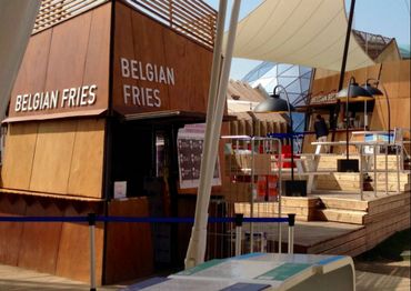 Notre pavillon vend une tonne et demi de frites par jour. Une manière de rentabiliser commercialement l’investissement belge dans l’exposition. Notre pavillon vend une tonne et demi de frites par jour. Une manière de rentabiliser commercialement l’investissement belge dans l’exposition.