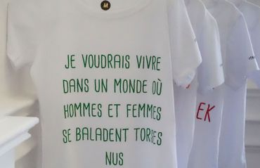 Les T-shirts qui rassemblent des phrases que les femmes marocaines aimeraient partager dans l’espace public, sont un matériau pour un travail en cours avec la création de la marque «Daily Feminism». En 2017, lors d’un voyage au Maroc Anna Raimondo se rend dans la ville de Rabat avec ces t-shirts portant ces phrases et demande aux passants de la prendre en photo Les T-shirts qui rassemblent des phrases que les femmes marocaines aimeraient partager dans l’espace public, sont un matériau pour un travail en cours avec la création de la marque «Daily Feminism». En 2017, lors d’un voyage au Maroc Anna Raimondo se rend dans la ville de Rabat avec ces t-shirts portant ces phrases et demande aux passants de la prendre en photo