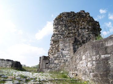 Le château de Moha date du 13e et du 14e siècles Le château de Moha date du 13e et du 14e siècles