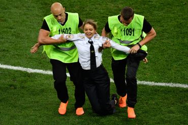 Les quatre personnes qui ont traversé la pelouse en finale sont des membres de Pussy Riot Les quatre personnes qui ont traversé la pelouse en finale sont des membres de Pussy Riot