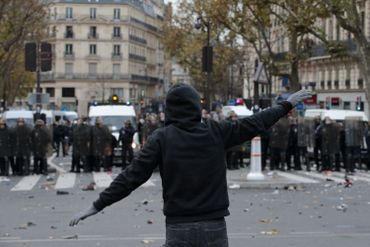 Les forces de l'ordre françaises ont eu recours dimanche à Paris à du gaz lacrymogène pour contenir plusieurs centaines de manifestants. Les forces de l'ordre françaises ont eu recours dimanche à Paris à du gaz lacrymogène pour contenir plusieurs centaines de manifestants.