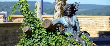 La statue en bronze de Violette est située près de l’église de Florenville, face à l’hôtel de ville. La statue en bronze de Violette est située près de l’église de Florenville, face à l’hôtel de ville.