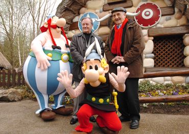 Albert Uderzo et Pierre Tchernia posent pour l'ouverture de la 15ème saison du Parc Astérix, en 2004. Albert Uderzo et Pierre Tchernia posent pour l'ouverture de la 15ème saison du Parc Astérix, en 2004.