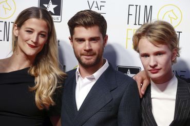 Nora Monsecour, à gauche, avec Lukas Dhont et l'acteur Victor Polster, pendant la cérémonie d'ouverture du Festival du Film de Gand. Nora Monsecour, à gauche, avec Lukas Dhont et l'acteur Victor Polster, pendant la cérémonie d'ouverture du Festival du Film de Gand.