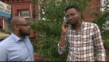 A droite, Ayman, il appelle un propriétaire afin de louer un appartement, à gauche, son ami Mohamed. A droite, Ayman, il appelle un propriétaire afin de louer un appartement, à gauche, son ami Mohamed.