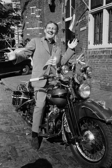 Hugo Claus, Nieuwmarkt, Amsterdam. Nederlands Fotomuseum Hugo Claus, Nieuwmarkt, Amsterdam. Nederlands Fotomuseum