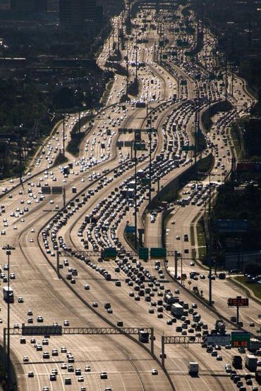 La Katy Freeway à Houston, considéré comme le cas d'école du trafic induit. La largeur de la route atteint 26 bandes de circulation par endroit. La Katy Freeway à Houston, considéré comme le cas d'école du trafic induit. La largeur de la route atteint 26 bandes de circulation par endroit.
