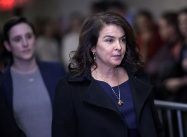 Jeudi la défense avait essayé de saper la crédibilité d'Annabella Sciorra en montrant qu'elle avait tu son viol supposé pendant des années Jeudi la défense avait essayé de saper la crédibilité d'Annabella Sciorra en montrant qu'elle avait tu son viol supposé pendant des années