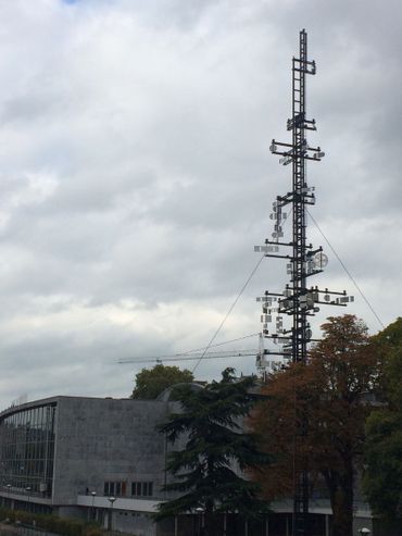 Œuvre révolutionnaire pour l’époque, la Tour Cybernétique a été " upgradée " à la technologie actuelle. Œuvre révolutionnaire pour l’époque, la Tour Cybernétique a été " upgradée " à la technologie actuelle.