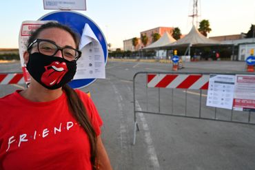 L'Italie a organisé au pied levé des tests en "drive-in" pour les vacanciers rentrant de Sardaigne en ferry à Civitavecchia, près de Rome. L'Italie a organisé au pied levé des tests en "drive-in" pour les vacanciers rentrant de Sardaigne en ferry à Civitavecchia, près de Rome.