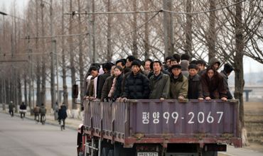 Le camion, moyen de transport très utilisé par les travailleurs au pays de Kim Jong-Un. Le camion, moyen de transport très utilisé par les travailleurs au pays de Kim Jong-Un.
