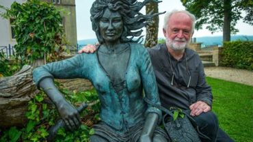 Jean-Claude Servais à Florenville avec la statue de tendre Violette. - © ÉdA – Jacques Duchateau Jean-Claude Servais à Florenville avec la statue de tendre Violette. - © ÉdA – Jacques Duchateau