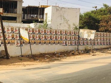 Les murs sont placardés d'affiches de Macky Sall mais il 'est pourtant pas le seul candidat Les murs sont placardés d'affiches de Macky Sall mais il 'est pourtant pas le seul candidat