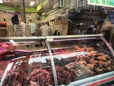 Autour des abattoirs, pleins de boucheries-charcuteries ont pignon sur rue. Autour des abattoirs, pleins de boucheries-charcuteries ont pignon sur rue.