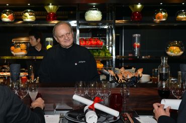 Joël Robuchon dans son atelier de Paris. Joël Robuchon dans son atelier de Paris.
