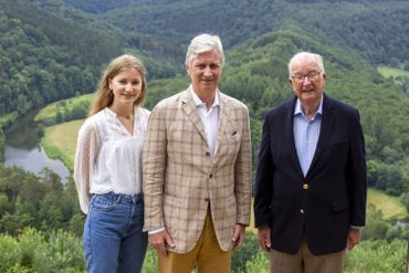 La princesse Elisabeth, le roi Philippe et le roi Albert II devant le "Tombeau du Géant", à Bouillon, le 26 juin 2020 La princesse Elisabeth, le roi Philippe et le roi Albert II devant le "Tombeau du Géant", à Bouillon, le 26 juin 2020
