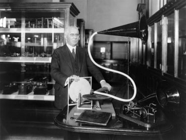 Emile Berliner avec un gramophone Emile Berliner avec un gramophone